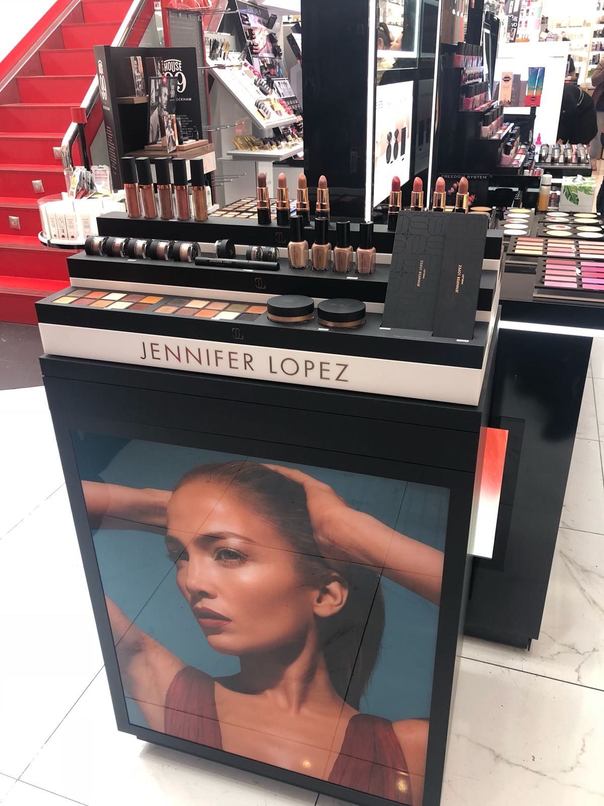 Kampania INGLOT x Jennifer Lopez w Hiszpanii.