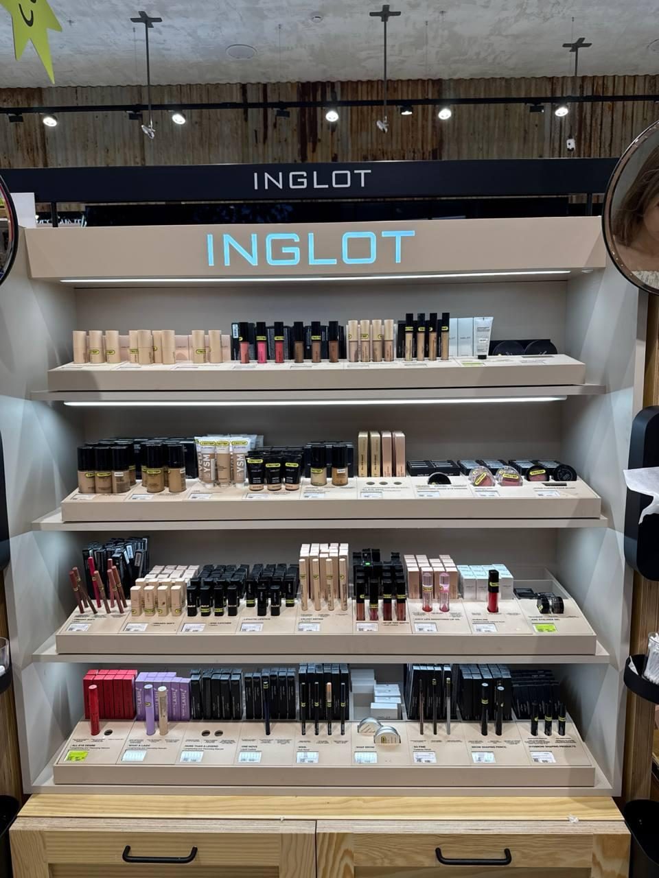 Przestrzeń INGLOT w Gold Apple, CH Mega, Ałmaty (Kazachstan), sierpień 2025.