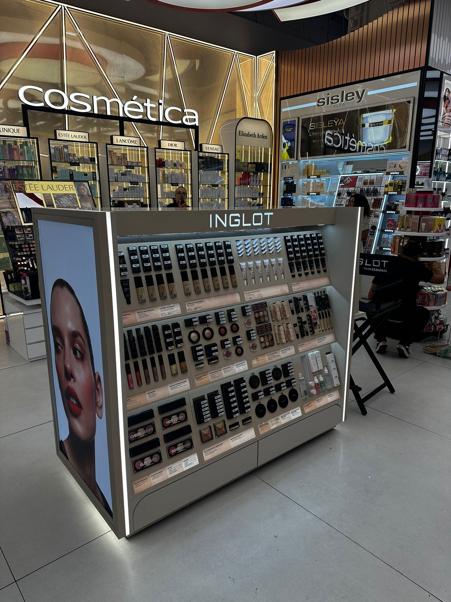 Stoisko INGLOT w sieci perfumeryjnej.